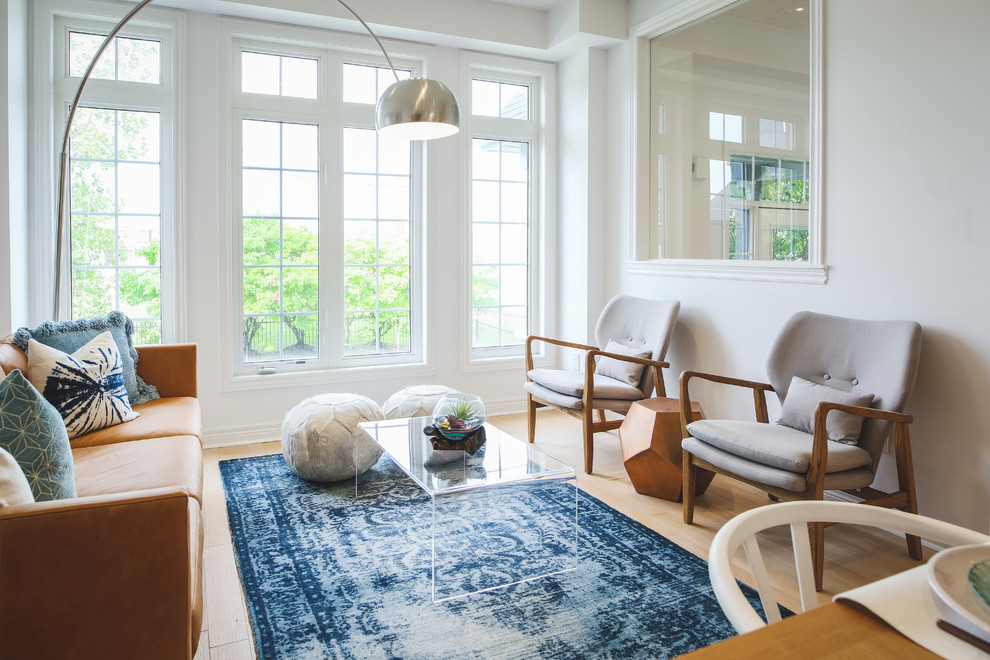 Diseño de salón abierto escandinavo pequeño con paredes blancas y suelo de baldosas de porcelana