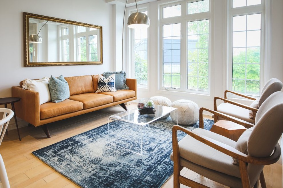 Пример оригинального дизайна: маленькая открытая гостиная комната в скандинавском стиле с белыми стенами и полом из керамогранита для на участке и в саду