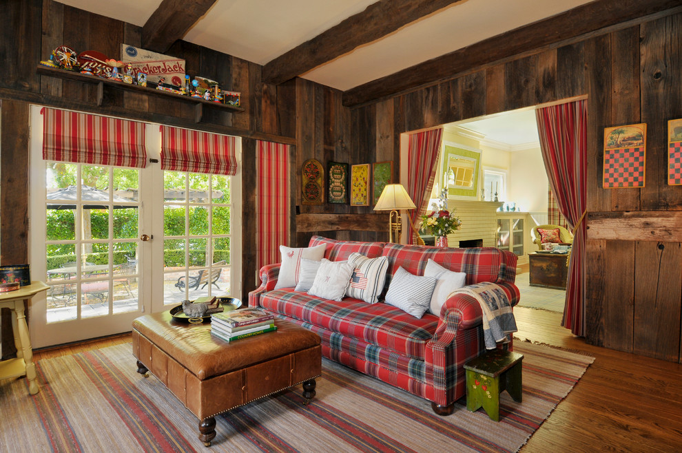 Ejemplo de salón cerrado de estilo de casa de campo con paredes marrones y cortinas