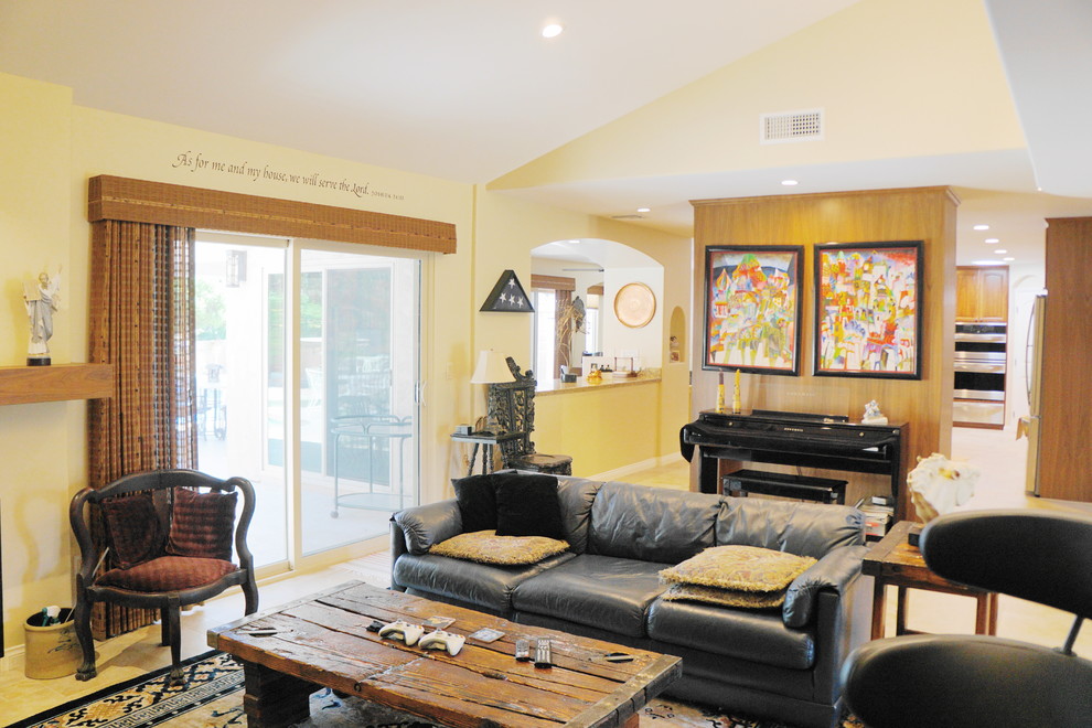 Mittelgroßes, Offenes Mediterranes Musikzimmer ohne Kamin mit gelber Wandfarbe, Porzellan-Bodenfliesen, TV-Wand und beigem Boden in San Diego