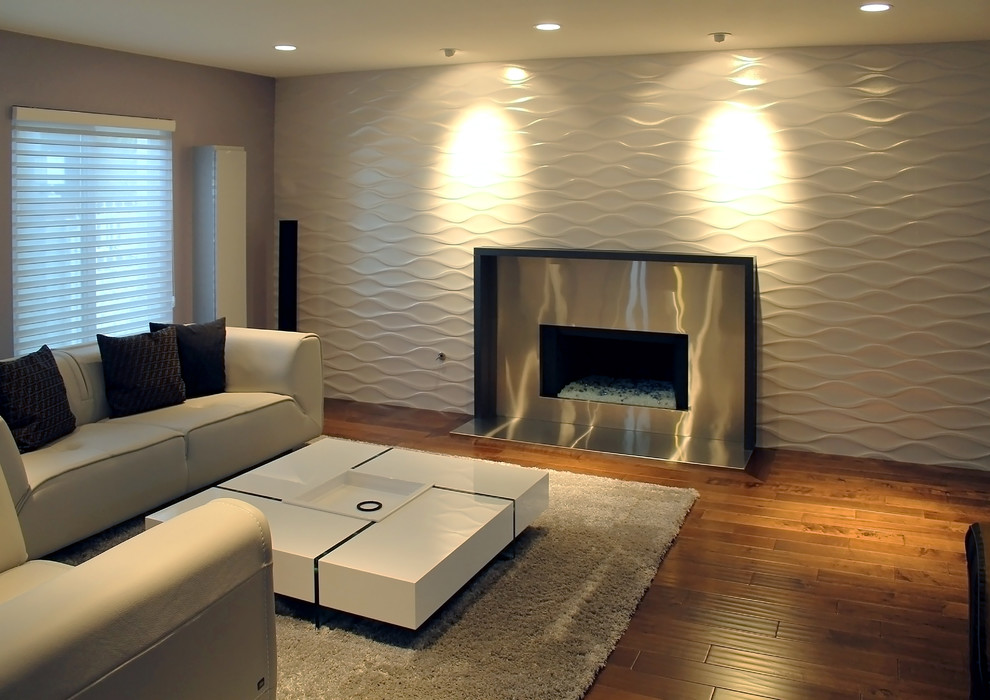 Diseño de salón cerrado minimalista de tamaño medio sin televisor con paredes púrpuras, suelo de madera clara, todas las chimeneas y marco de chimenea de metal