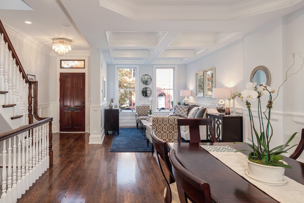 Mittelgroßes, Offenes Klassisches Wohnzimmer mit weißer Wandfarbe und dunklem Holzboden in Washington, D.C.