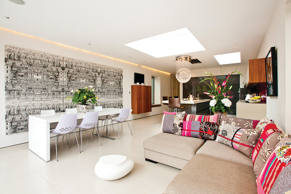 Idee per un grande soggiorno contemporaneo aperto con pareti bianche