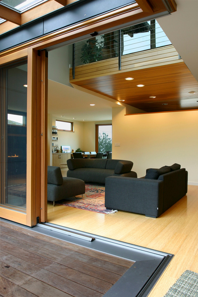 Photo of a contemporary living room in Seattle with white walls.