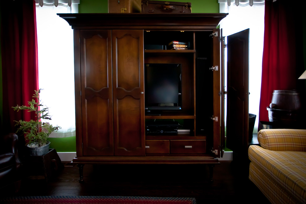 Bild på ett stort eklektiskt separat vardagsrum, med mörkt trägolv, en fristående TV och gröna väggar