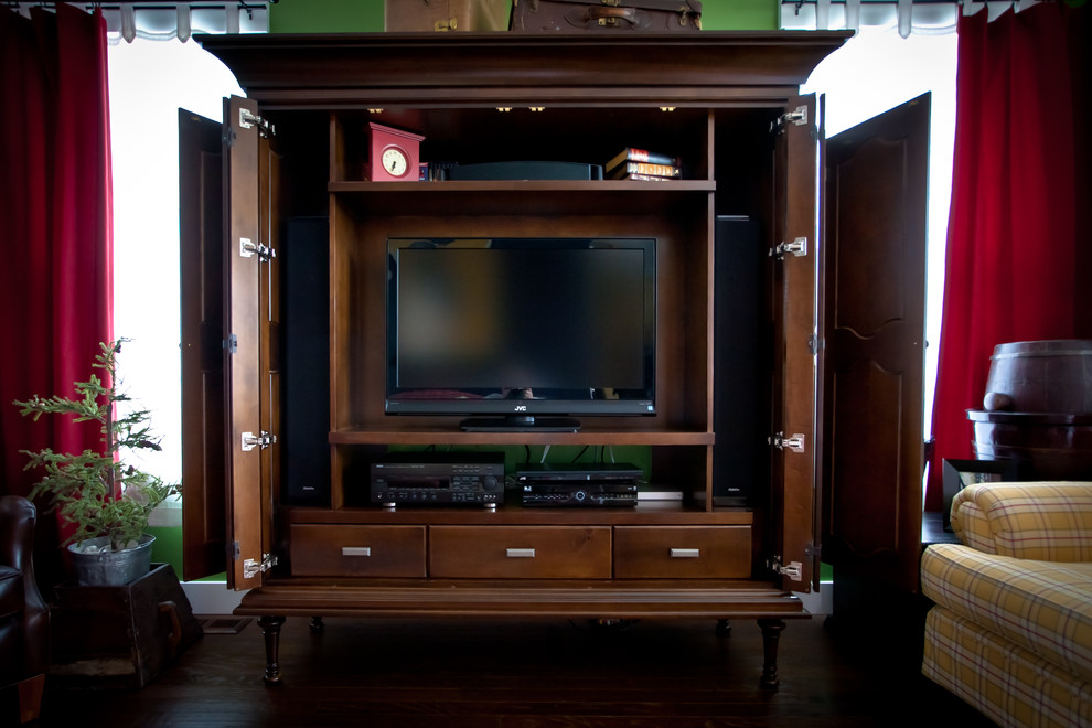 Diseño de salón cerrado bohemio grande con suelo de madera oscura, televisor independiente y paredes verdes