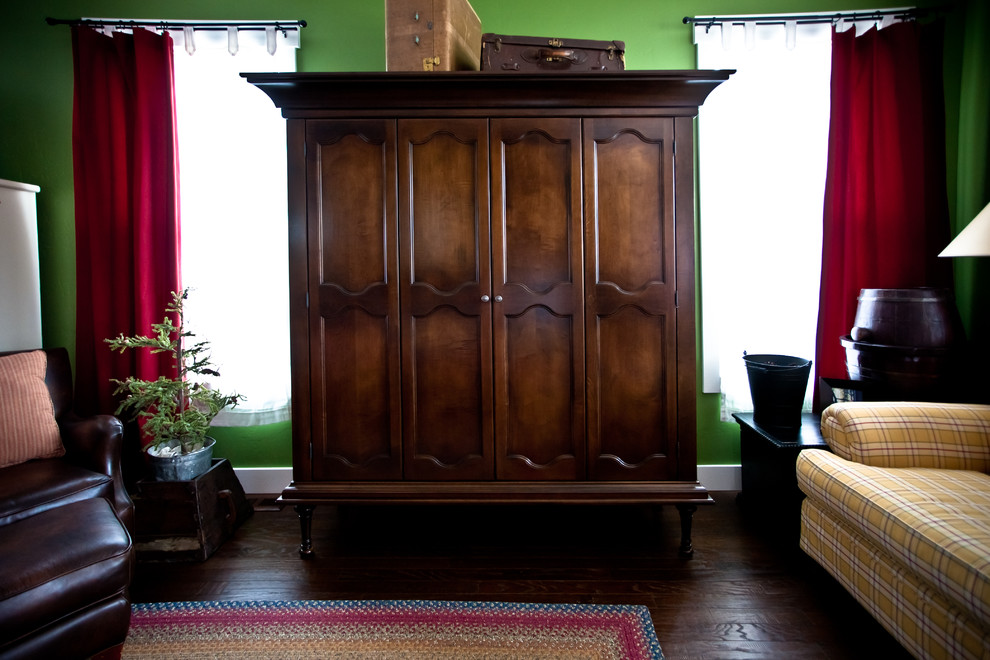 Imagen de salón cerrado bohemio grande con suelo de madera oscura, televisor independiente y paredes verdes