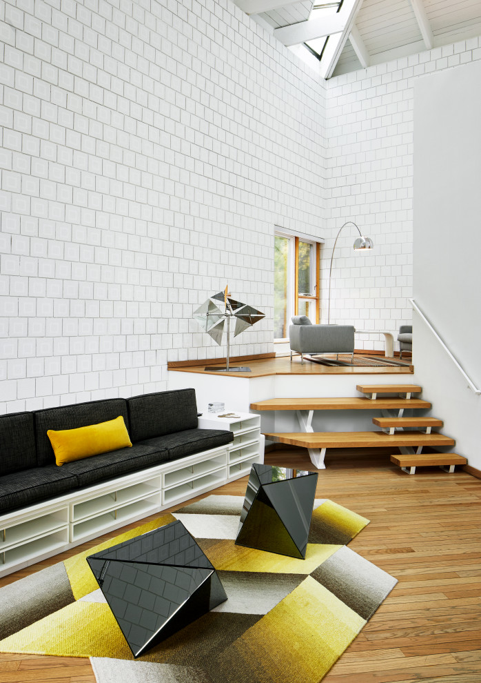 На фото: огромная открытая гостиная комната в стиле модернизм с белыми стенами, светлым паркетным полом и бежевым полом с