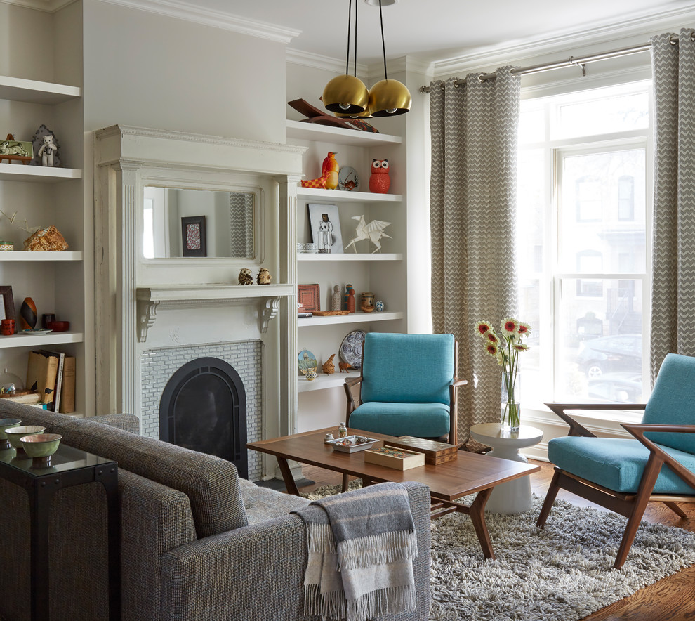 Idee per un soggiorno tradizionale con sala formale, pareti beige, parquet scuro e pavimento marrone