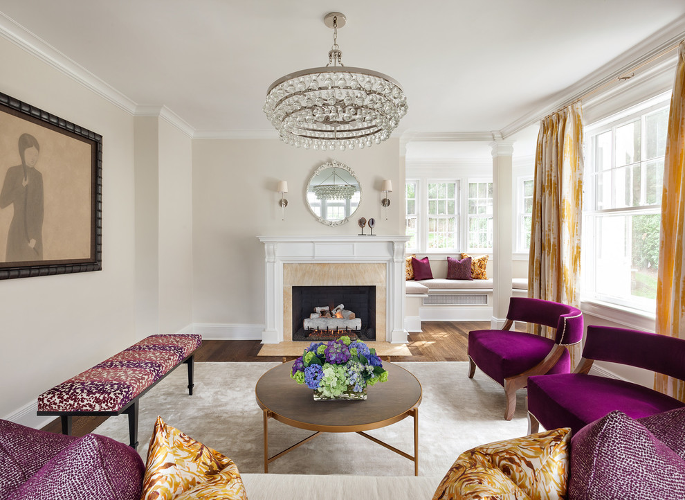 Idee per un soggiorno classico con sala formale, pareti beige, parquet scuro, camino classico e tappeto