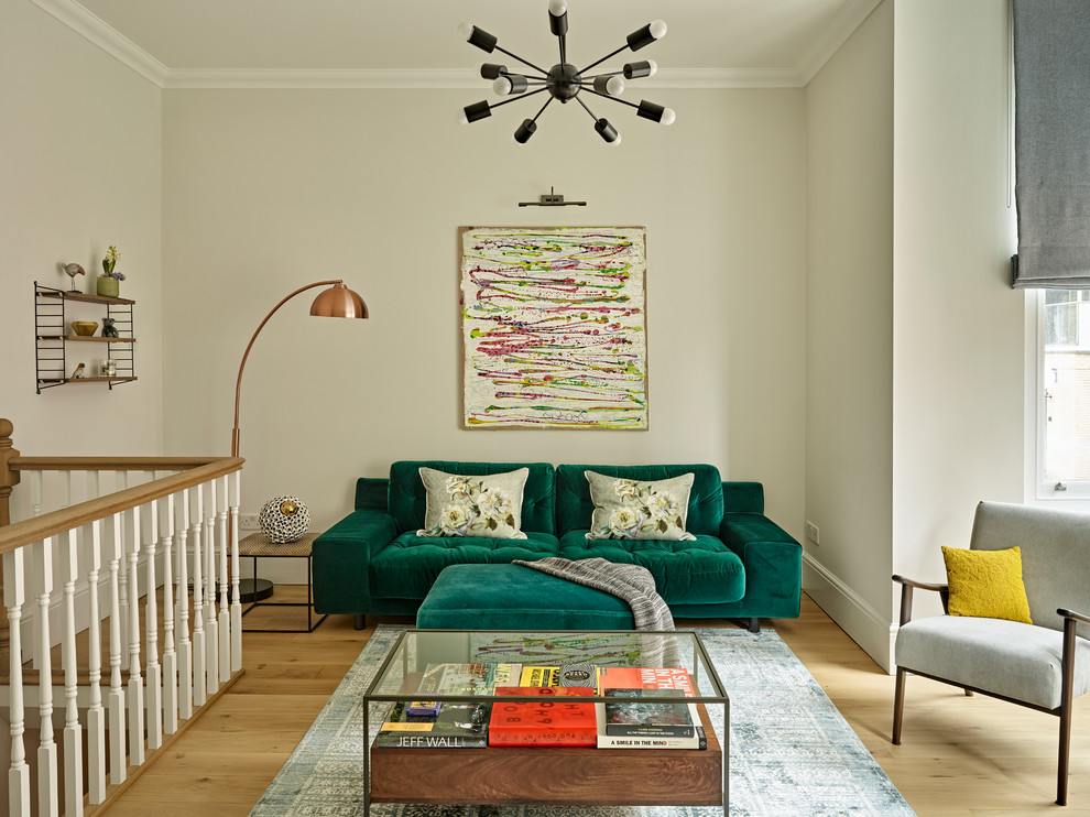Modelo de salón para visitas cerrado contemporáneo de tamaño medio con suelo de madera clara, televisor colgado en la pared, suelo beige, paredes beige y alfombra