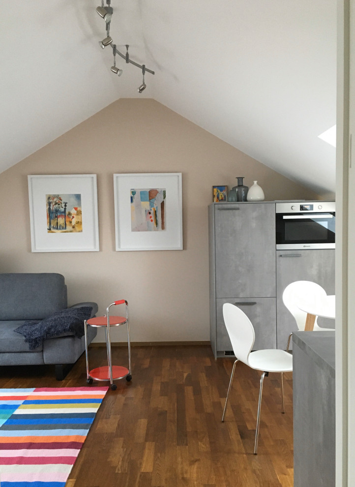 Inspiration pour un salon nordique de taille moyenne et ouvert avec un mur beige, un sol en bois brun et un sol marron.