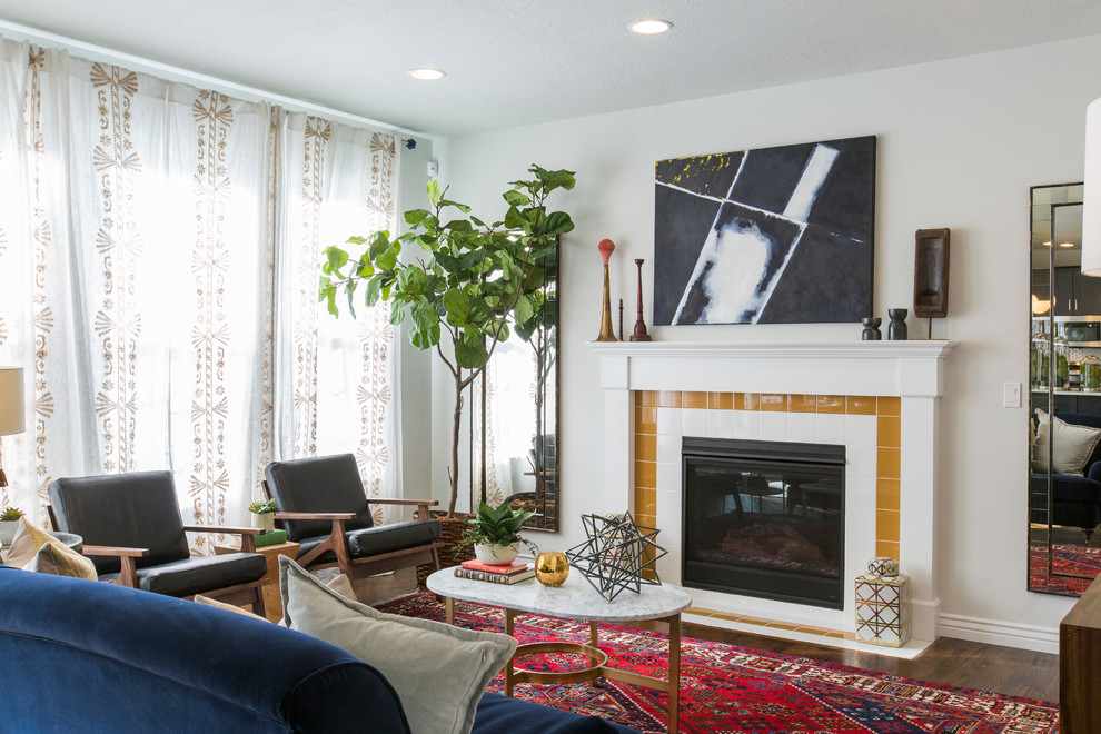 Abgetrenntes, Repräsentatives Klassisches Wohnzimmer mit weißer Wandfarbe, braunem Holzboden, Gaskamin und gefliester Kaminumrandung in Salt Lake City