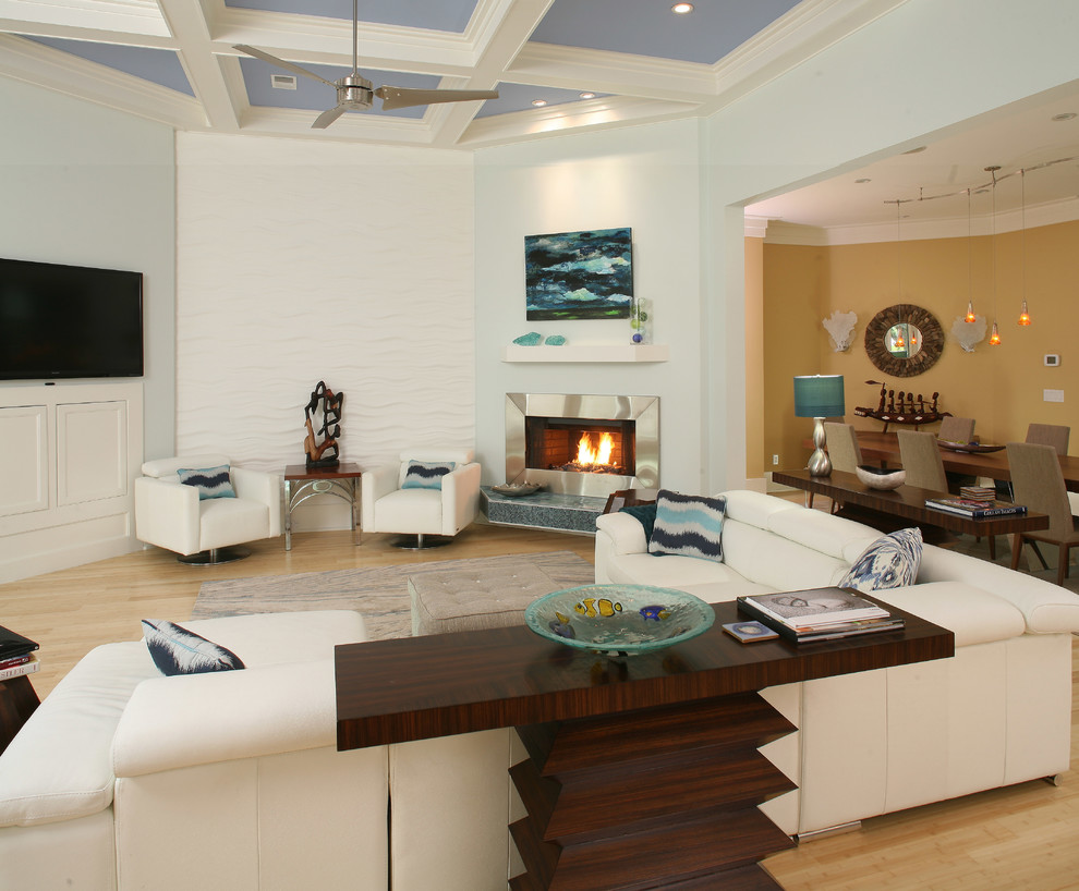 Offenes Klassisches Wohnzimmer mit weißer Wandfarbe, braunem Holzboden und TV-Wand in Charleston