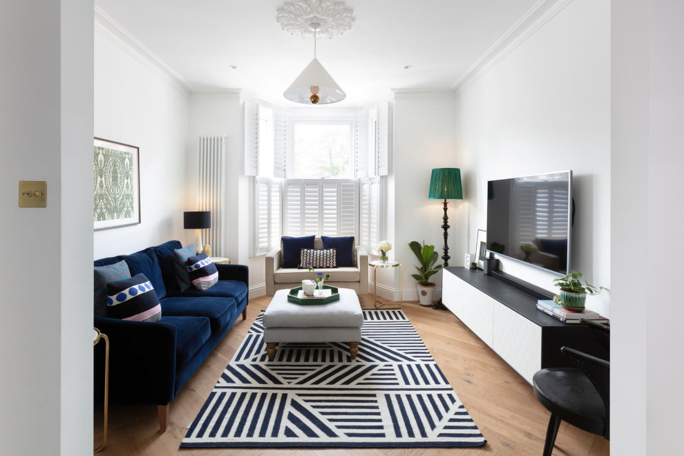 Mittelgroßes, Offenes Klassisches Wohnzimmer mit weißer Wandfarbe, braunem Holzboden und TV-Wand in London