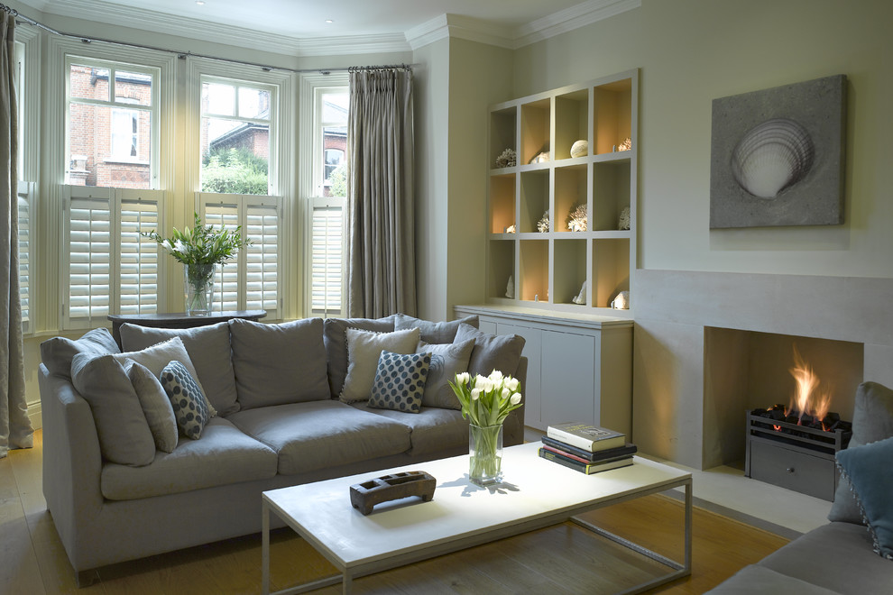Mittelgroßes, Repräsentatives Modernes Wohnzimmer mit braunem Holzboden, Kamin und gefliester Kaminumrandung in London