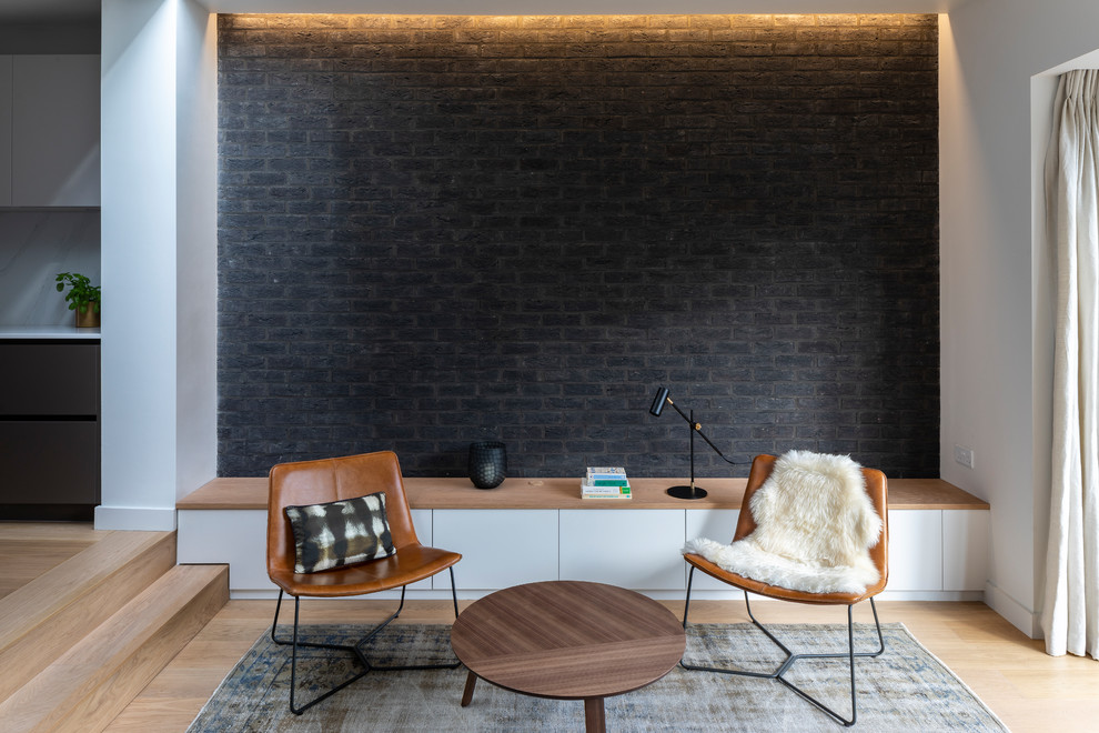 Idee per un grande soggiorno minimal aperto con pareti bianche, parquet chiaro e pavimento marrone