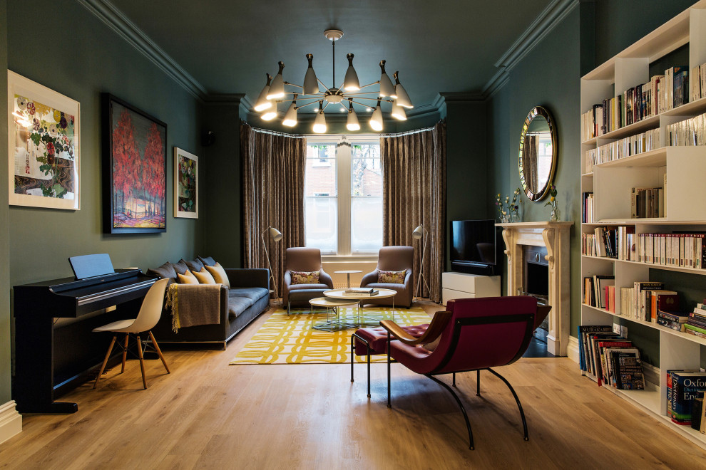 Großes Modernes Musikzimmer mit Kamin, Kaminumrandung aus Stein, Eck-TV, grüner Wandfarbe, braunem Holzboden und braunem Boden in London