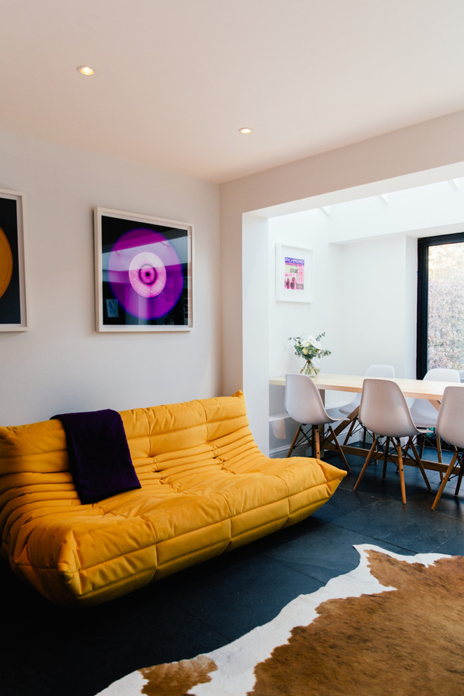 Идея дизайна: гостиная комната среднего размера в современном стиле с полом из керамической плитки
