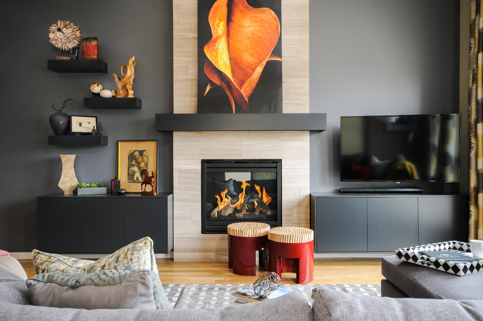 Inspiration pour un salon design avec un mur gris, parquet clair, une cheminée ribbon, un manteau de cheminée en carrelage et un téléviseur fixé au mur.