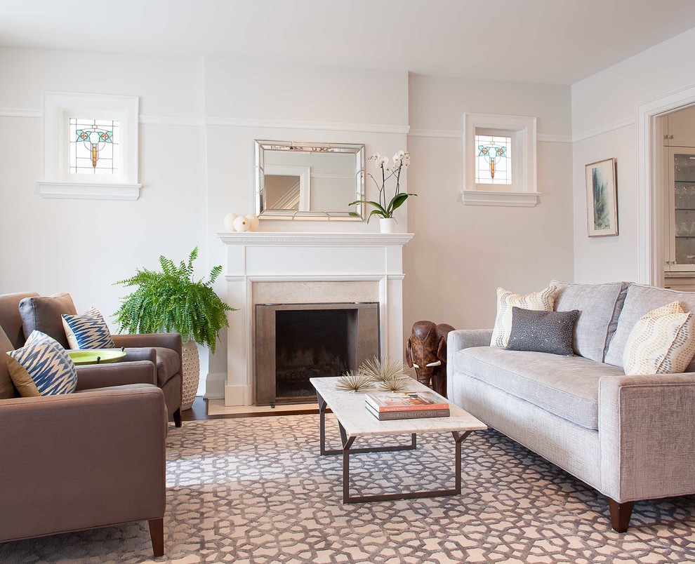 Repräsentatives, Fernseherloses, Abgetrenntes Klassisches Wohnzimmer mit weißer Wandfarbe, Kamin, braunem Holzboden, gefliester Kaminumrandung und braunem Boden in Toronto