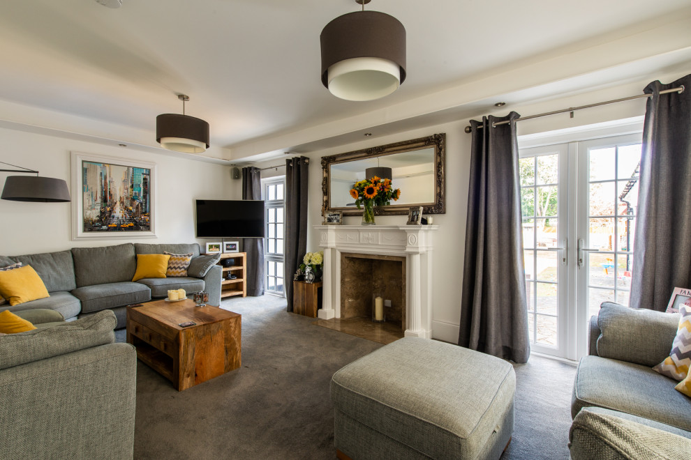 Immagine di un soggiorno chic con pareti bianche, moquette, camino classico, TV a parete e pavimento grigio
