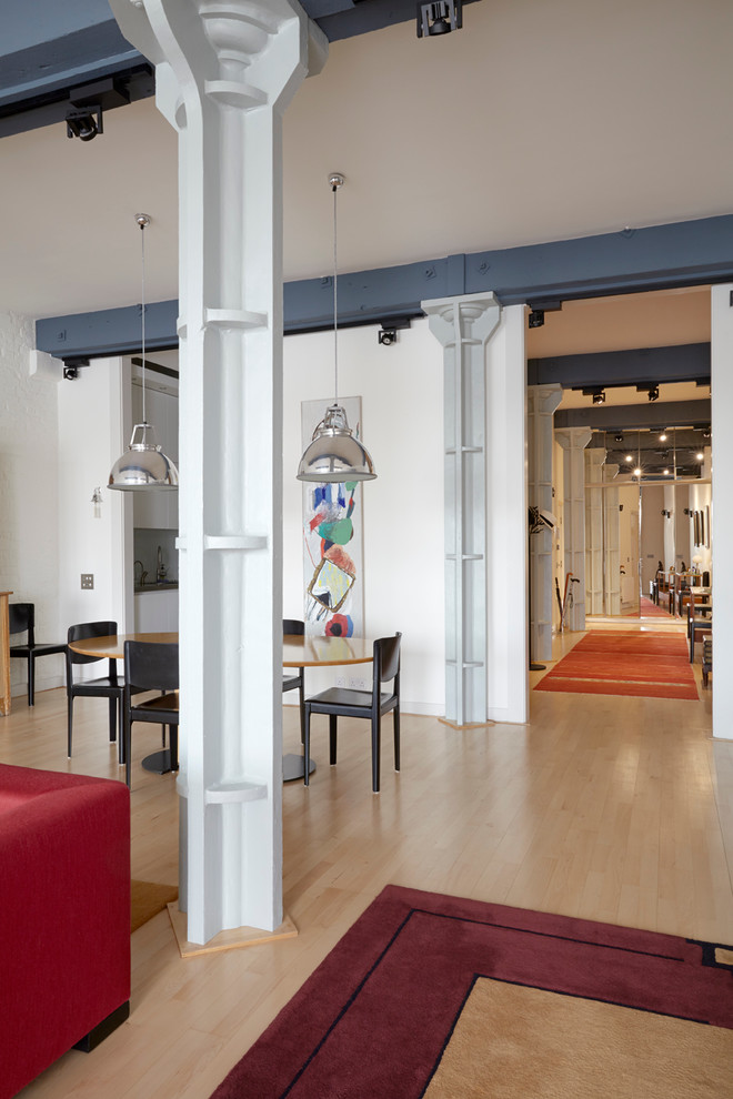 Стильный дизайн: большая открытая гостиная комната в скандинавском стиле с синими стенами и светлым паркетным полом - последний тренд
