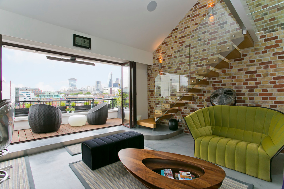 На фото: гостиная комната в современном стиле с бетонным полом с