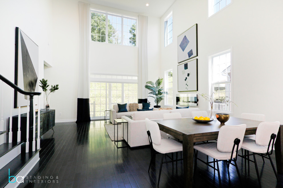 Mittelgroßes, Offenes Modernes Wohnzimmer mit weißer Wandfarbe, dunklem Holzboden, Hängekamin und gewölbter Decke in New York