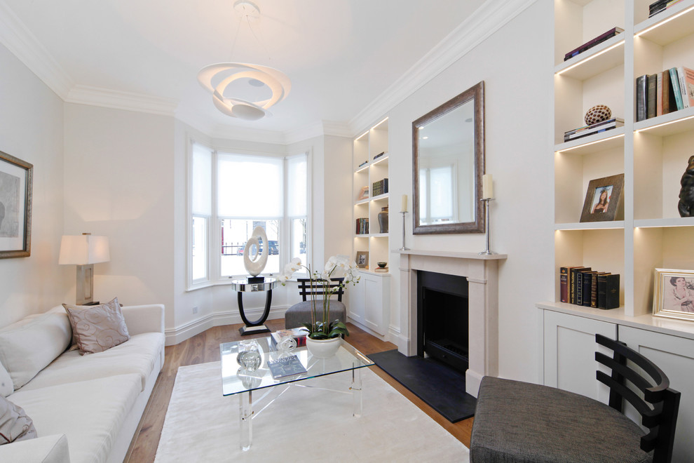 Mittelgroßes, Repräsentatives, Offenes Modernes Wohnzimmer mit weißer Wandfarbe, braunem Holzboden, Kamin, Kaminumrandung aus Stein und TV-Wand in London
