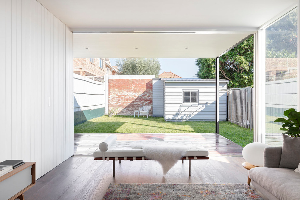 Repräsentatives, Abgetrenntes Modernes Wohnzimmer mit weißer Wandfarbe, braunem Holzboden und braunem Boden in Sydney