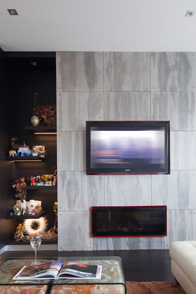 Foto di un soggiorno design di medie dimensioni e aperto con pareti grigie, parquet scuro, camino classico, TV a parete e pavimento marrone