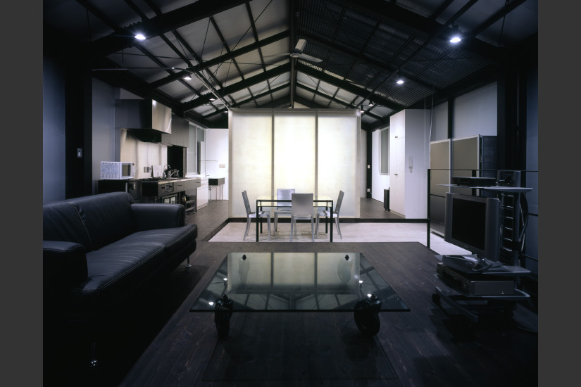 Esempio di un grande soggiorno contemporaneo con pareti bianche, parquet scuro, pavimento nero e pannellatura