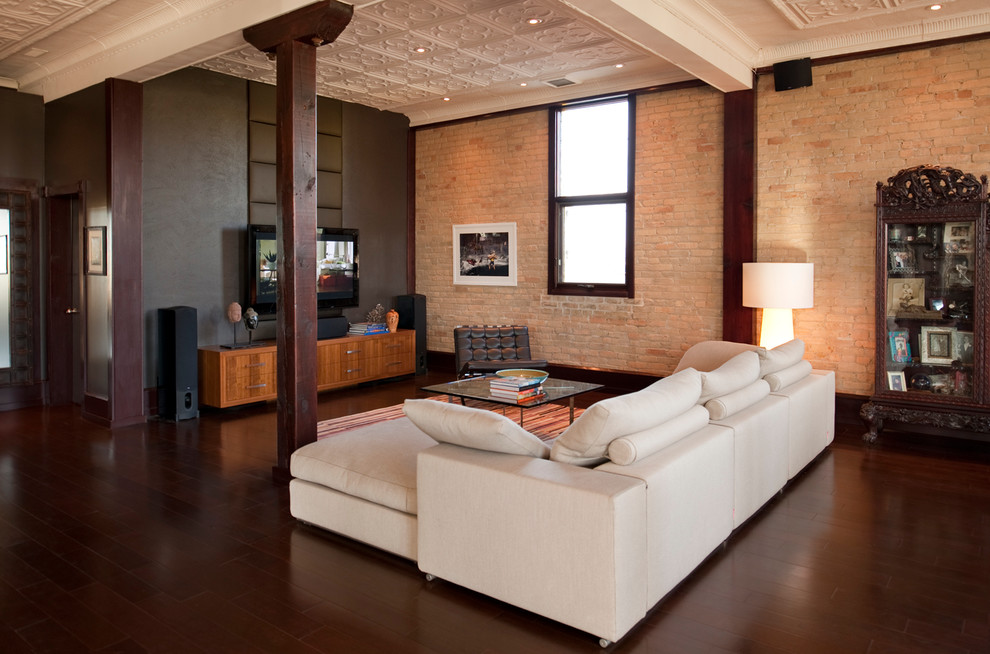 Diseño de salón tipo loft contemporáneo extra grande con suelo de madera en tonos medios y televisor colgado en la pared