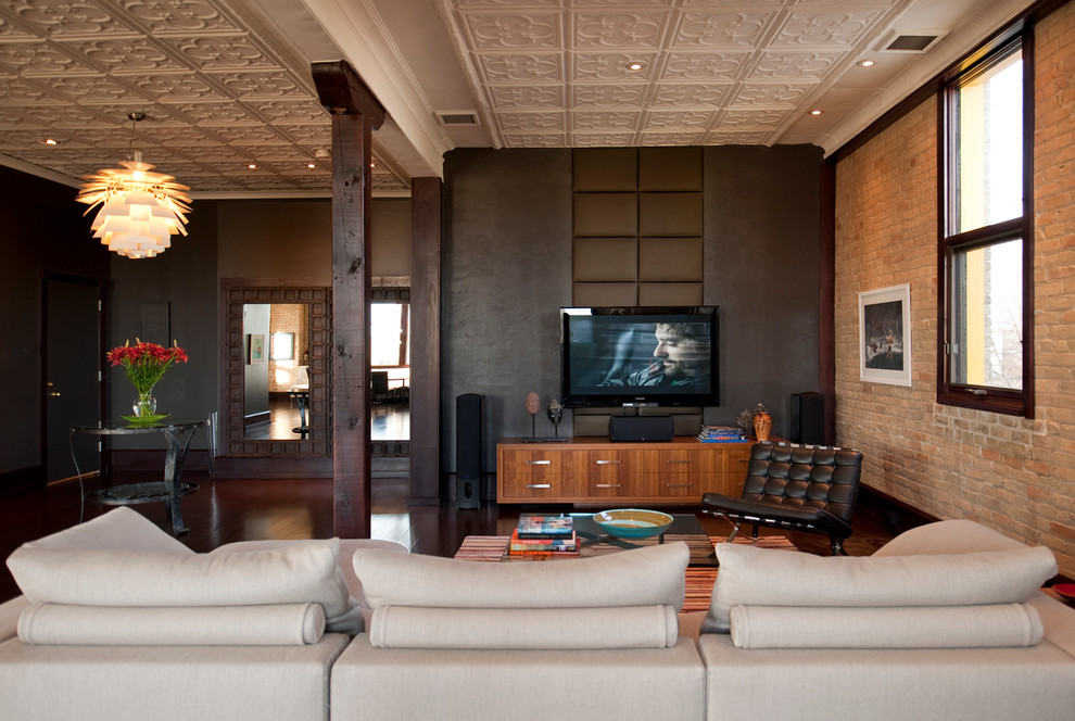 Geräumiges Modernes Wohnzimmer mit braunem Holzboden, TV-Wand und grauer Wandfarbe in Sonstige