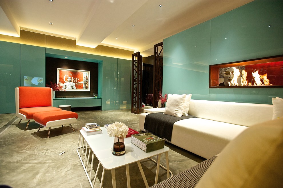 Mittelgroßes Modernes Wohnzimmer im Loft-Stil mit Hausbar, grauer Wandfarbe, Betonboden und Multimediawand in Hongkong