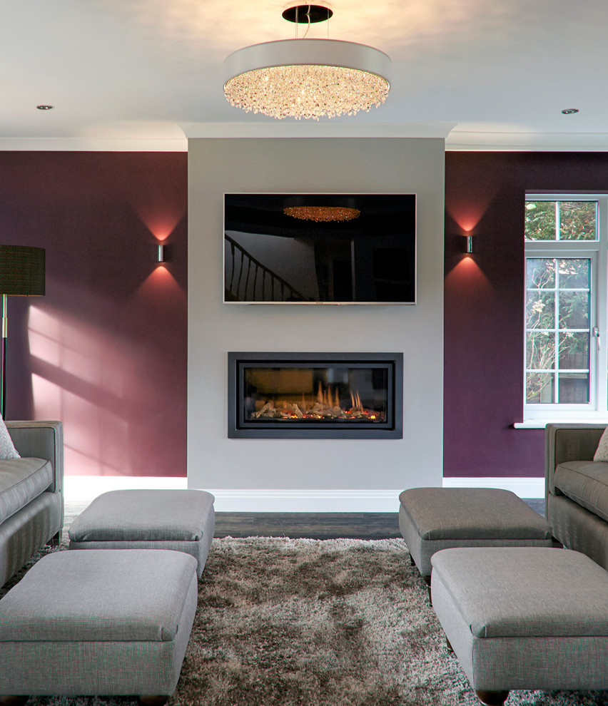 Cette photo montre un grand salon tendance fermé avec une salle de réception, un mur violet, parquet foncé, une cheminée ribbon, un manteau de cheminée en métal et un téléviseur fixé au mur.