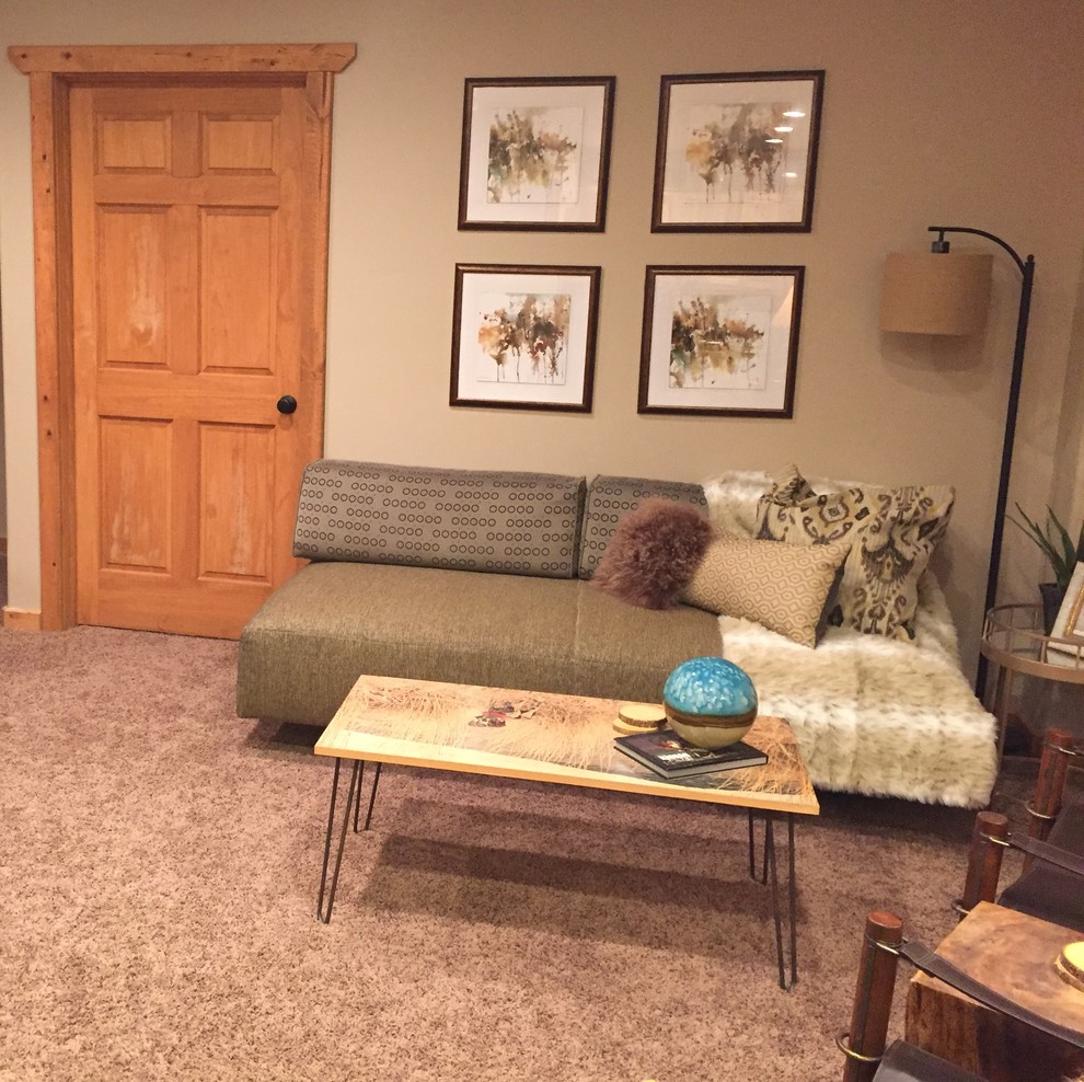 Imagen de salón abierto moderno pequeño con paredes beige y moqueta