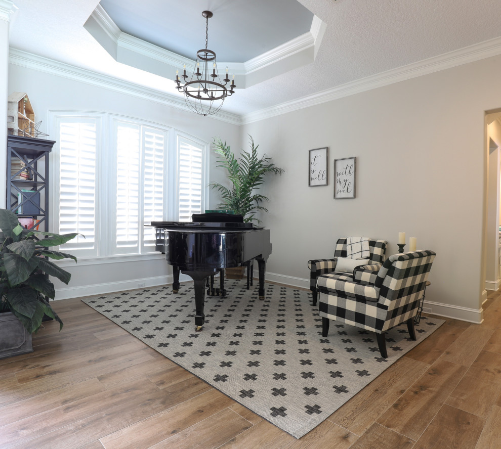 Immagine di un soggiorno country di medie dimensioni e aperto con sala della musica, pareti beige, pavimento in gres porcellanato, pavimento marrone e soffitto a cassettoni