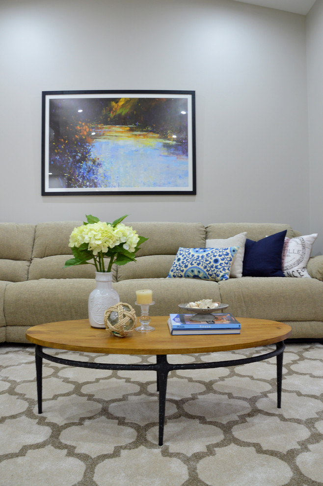 Foto di un soggiorno di medie dimensioni e aperto con pareti beige e pavimento con piastrelle in ceramica