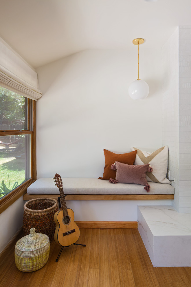 Стильный дизайн: парадная, открытая гостиная комната среднего размера в скандинавском стиле с белыми стенами, полом из бамбука, стандартным камином, фасадом камина из плитки и желтым полом без телевизора - последний тренд