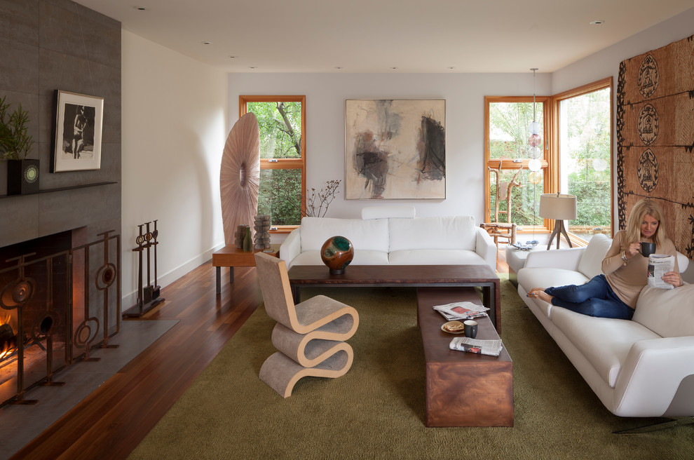 Inspiration för moderna separata vardagsrum, med ett finrum, vita väggar och mellanmörkt trägolv