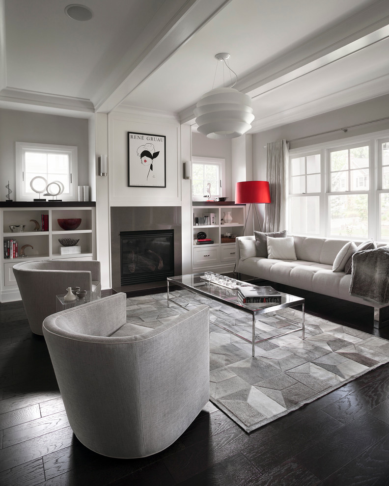 Mittelgroßes, Fernseherloses, Offenes Modernes Wohnzimmer mit grauer Wandfarbe, dunklem Holzboden, Kamin und Kaminumrandung aus Stein in New York