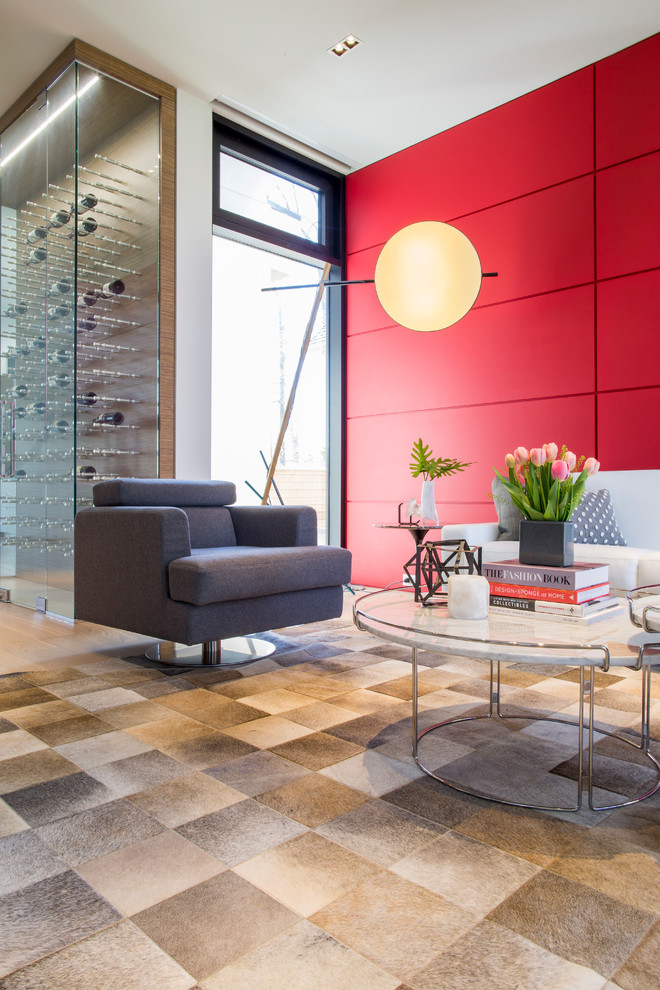 Ejemplo de salón abierto minimalista grande con paredes rojas y suelo de madera clara