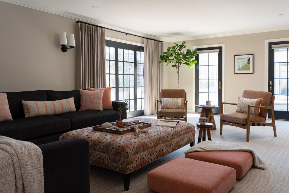 Пример оригинального дизайна: гостиная комната в стиле неоклассика (современная классика) с бежевыми стенами, ковровым покрытием и серым полом
