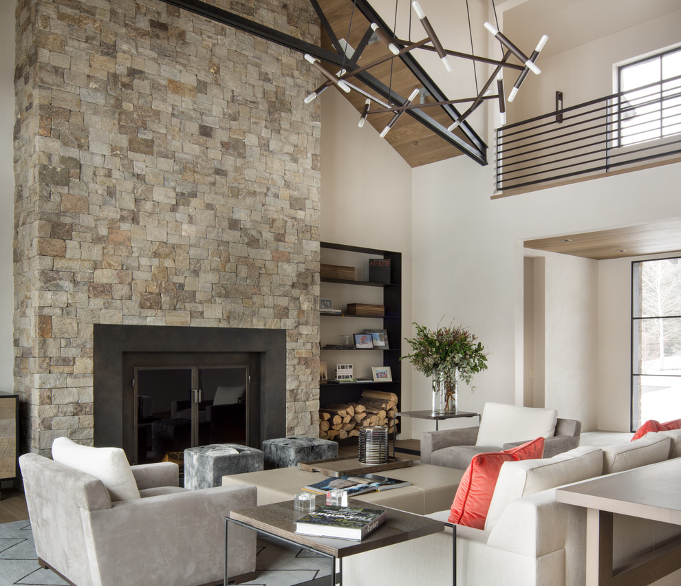 Repräsentatives, Offenes Modernes Wohnzimmer mit beiger Wandfarbe, Kamin und Steinwänden in Boise