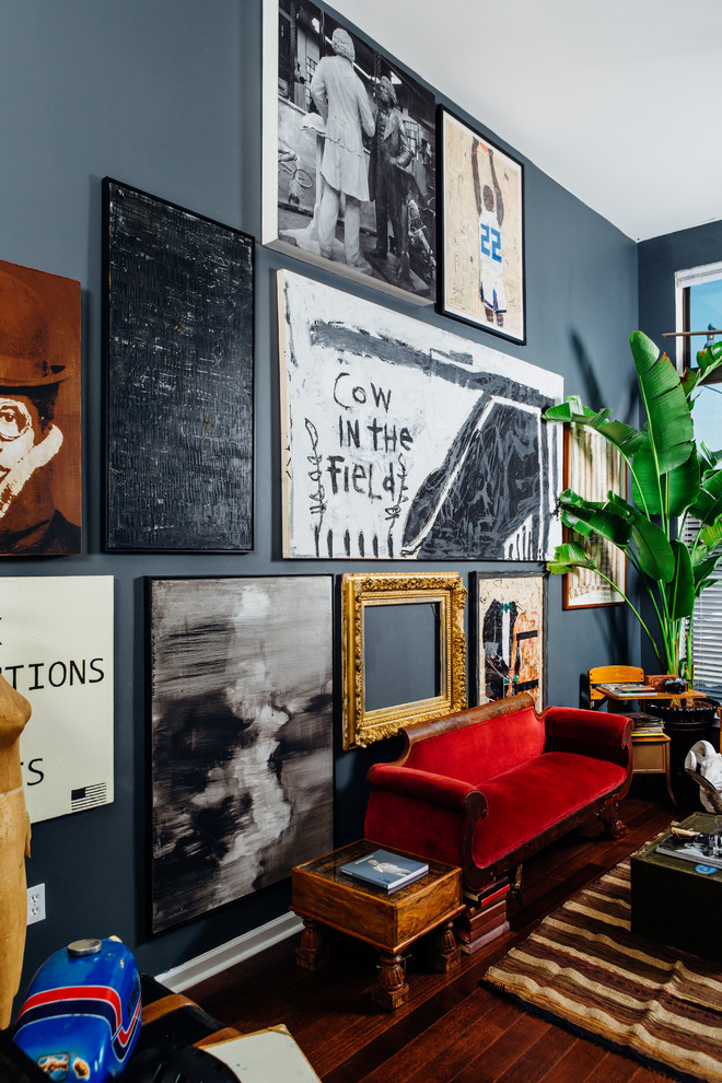 Пример оригинального дизайна: парадная, открытая гостиная комната среднего размера в стиле фьюжн с синими стенами, темным паркетным полом и коричневым полом без камина, телевизора