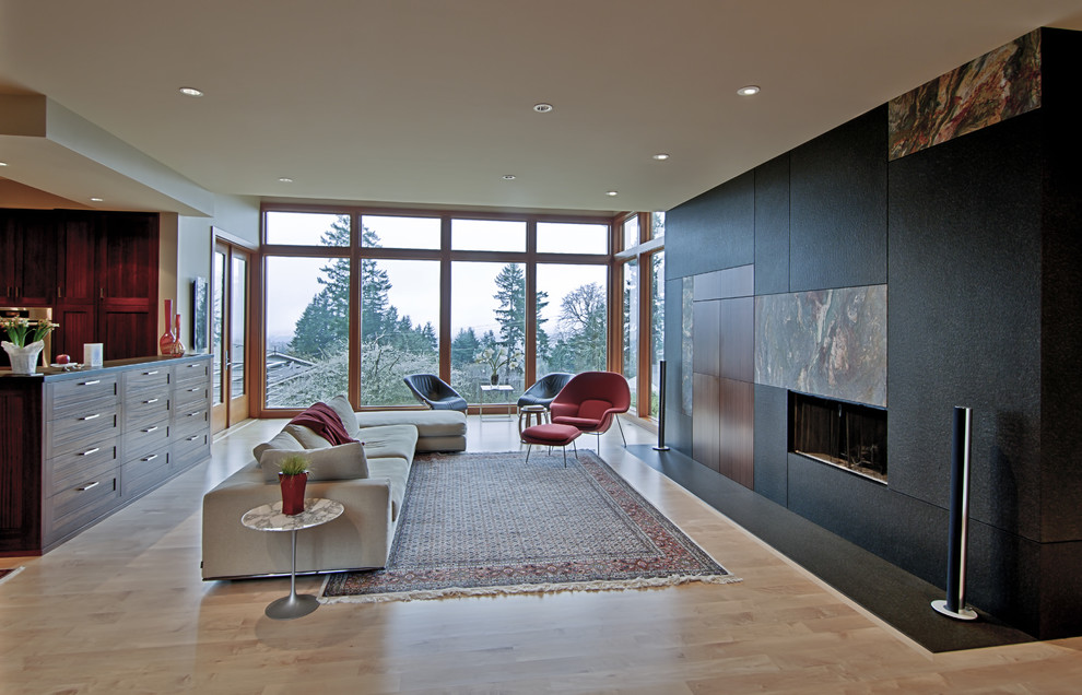На фото: большая гостиная комната в стиле модернизм с акцентной стеной