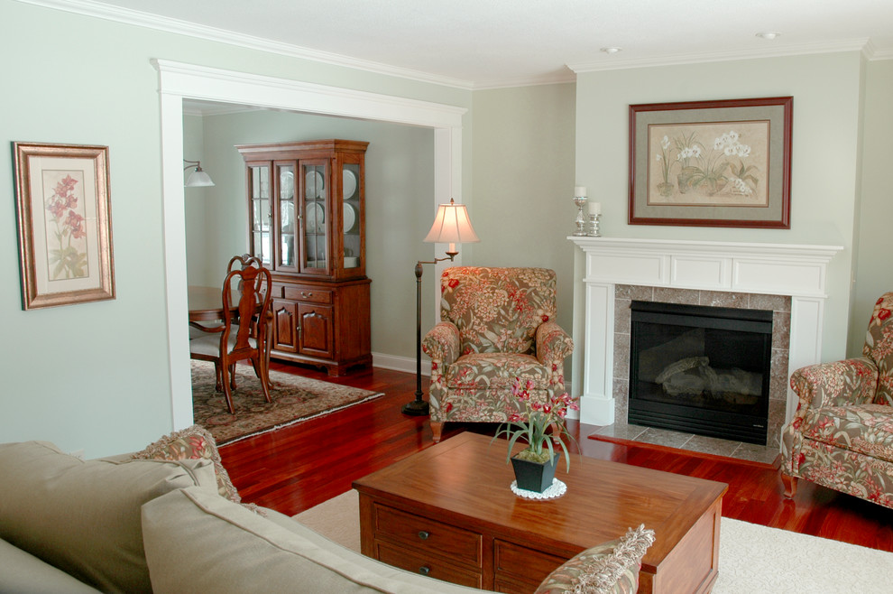 Repräsentatives, Fernseherloses, Abgetrenntes Klassisches Wohnzimmer mit blauer Wandfarbe, braunem Holzboden, Kamin und verputzter Kaminumrandung in Minneapolis