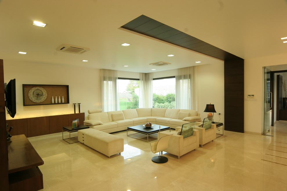 Esempio di un soggiorno moderno con sala formale, pareti beige e pavimento in marmo